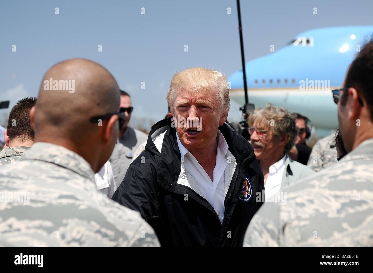 3 octobre 2017 - Carolina, Porto Rico - le président américain DONALD TRUMP arrive à la base de la Garde nationale aérienne de Muniz, en Caroline, Porto Rico, en octobre. 3, 2017. Trump s’est rendu à Porto Rico à la suite de l’ouragan Maria et a rencontré les dirigeants locaux au sujet des efforts d’intervention en cas de tempête. (Crédit image : © Sgt. Jose Diaz-Ramos/DOD via ZUMA Wire/ZUMAPRESS.com) Banque D'Images
