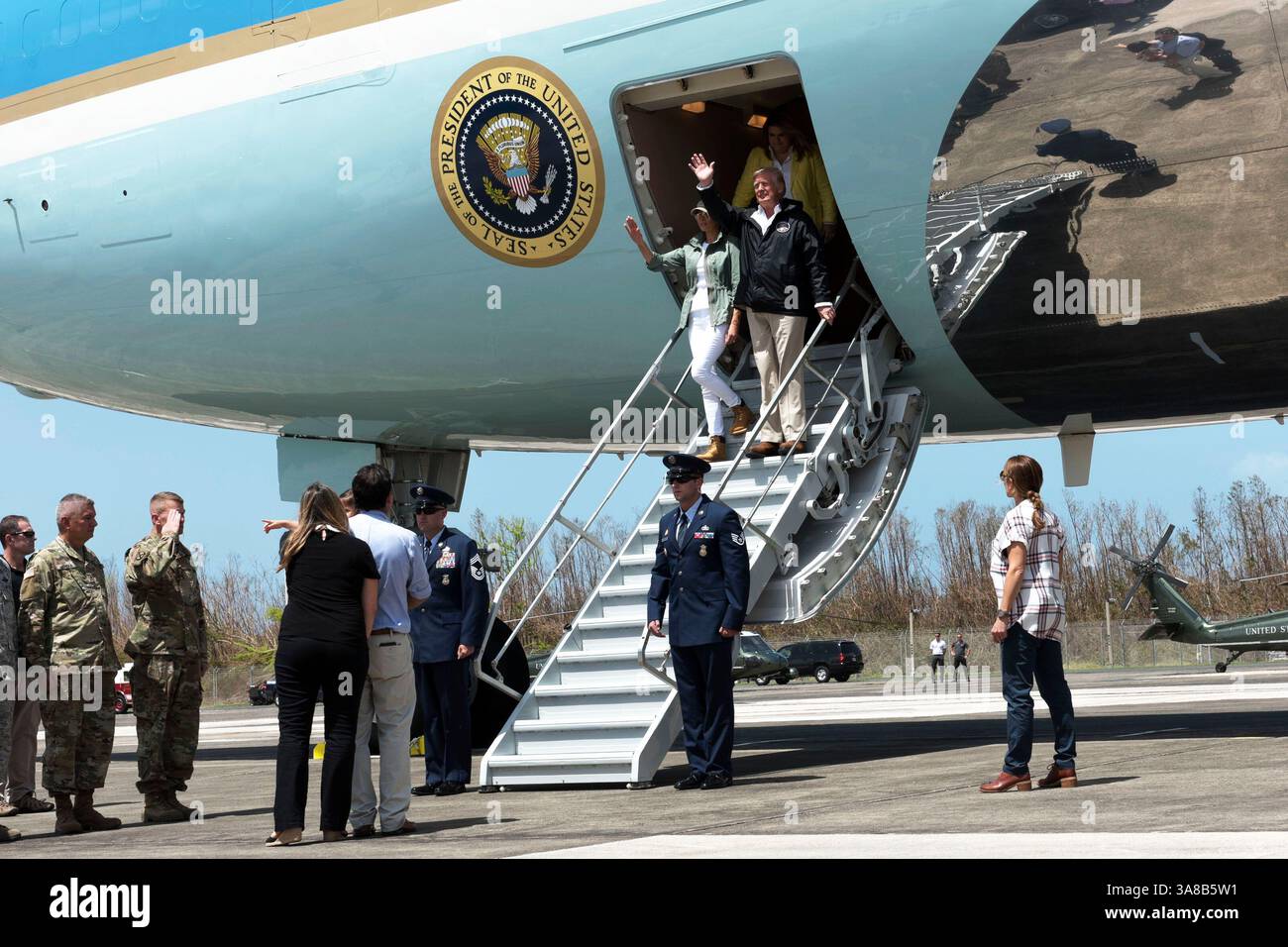 3 octobre 2017 - Carolina, Porto Rico - le président américain DONALD TRUMP et la première dame MELANIA TRUMP arrivent à la base de la Garde nationale aérienne de Muniz, en Caroline, Porto Rico, en octobre. 3, 2017. Trump s’est rendu à Porto Rico après l’ouragan Maria et a rencontré les dirigeants locaux au sujet des efforts d’intervention en cas de tempête. (Crédit image : © Michelle Alvarez-Rea/DOD via ZUMA Wire/ZUMAPRESS.com) Banque D'Images