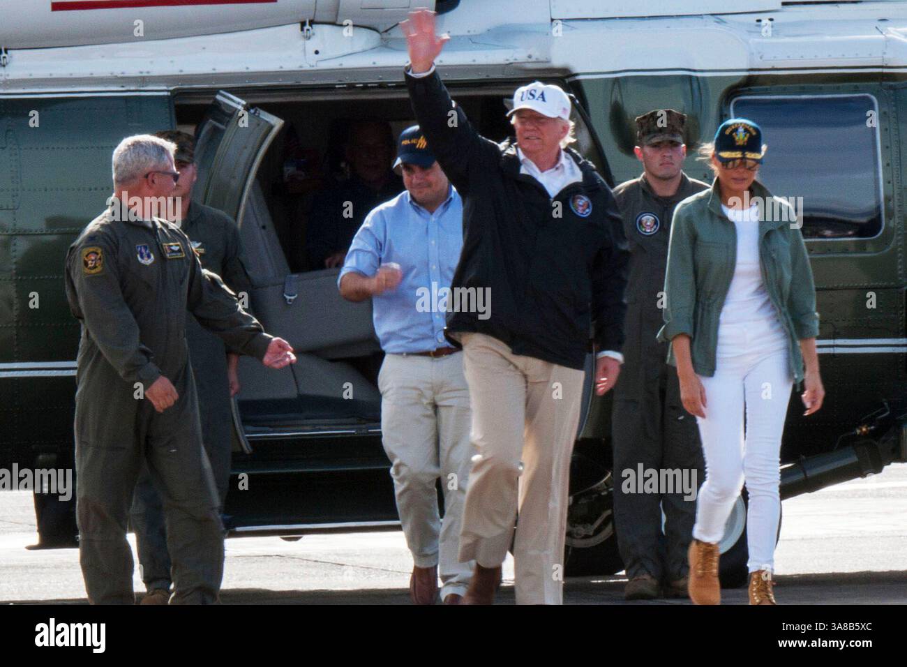 3 octobre 2017 - Carolina, Porto Rico - le président américain DONALD TRUMP et la première dame MELANIA TRUMP arrivent à la base de la Garde nationale aérienne de Muniz, en octobre. 3, 2017 après avoir rencontré des résidents de Porto Rico. Trump s’est rendu sur l’île à la suite de l’ouragan Maria et a rencontré les dirigeants locaux au sujet des efforts d’intervention en cas de tempête. (Crédit image : © Michelle Alvarez-Rea/DOD via ZUMA Wire/ZUMAPRESS.com) Banque D'Images