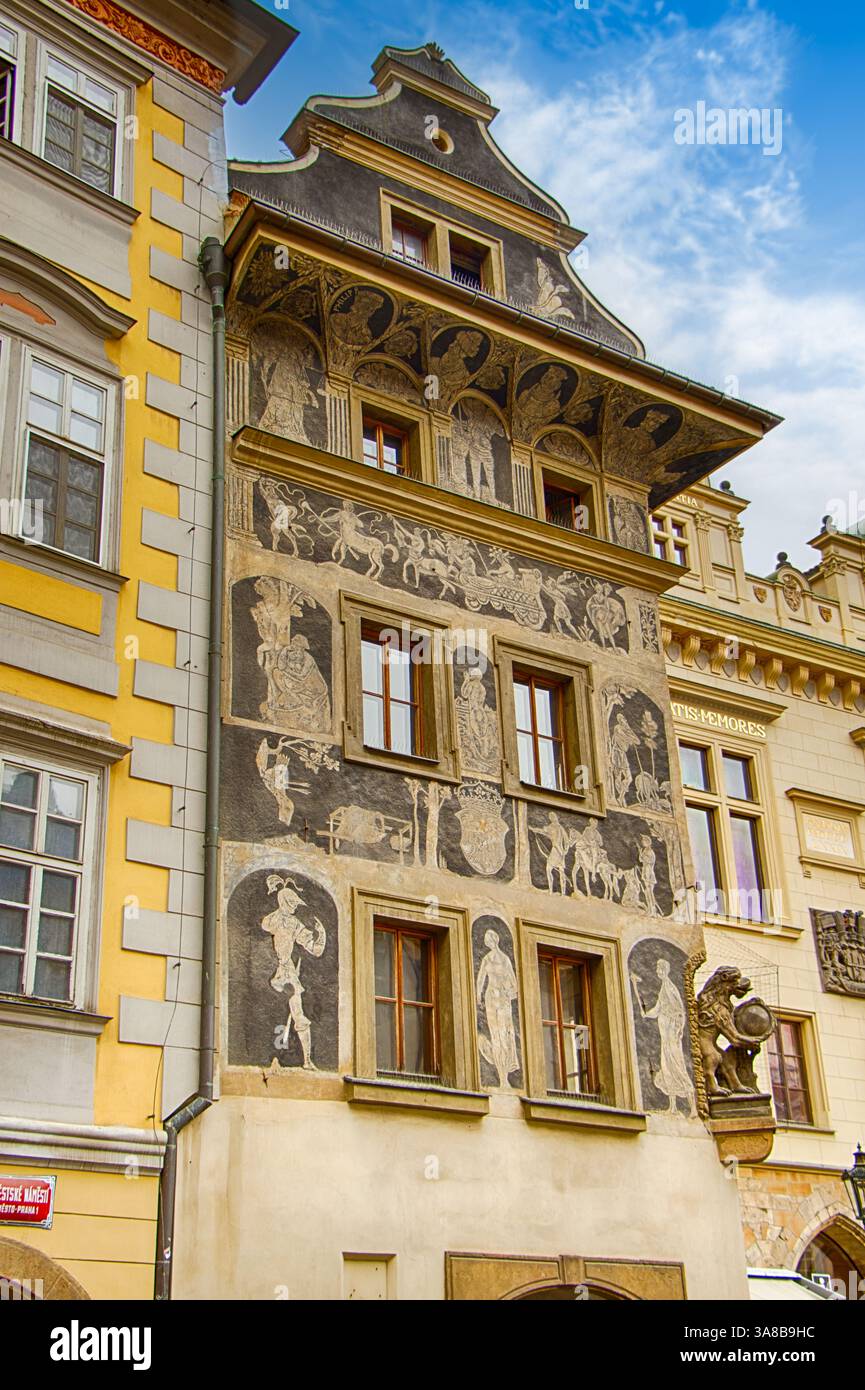 Maison à la minute ou Dum U Minuty en tchèque, sur la place de la vieille ville à Prague, Franz Kafka maison en République tchèque avec la vieille Renaissance Sgraffitto mural P Banque D'Images