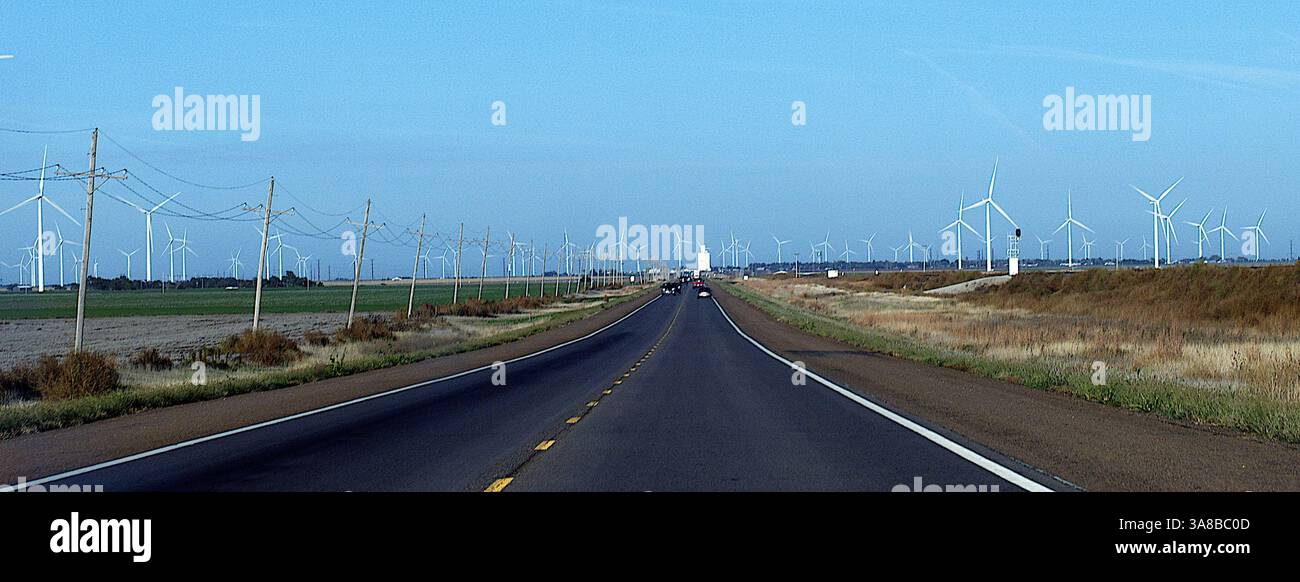 24 octobre 2014 - Spearville, Kansas, États-Unis d'Amérique - Spearville, Kansas, États-Unis, 24 octobre 2014.en 2006, la centrale éolienne de Kansas City Power & Light Spearville de 5 000 acres est devenue le troisième parc éolien du Kansas. Le parc éolien de 100,5 mégawatts de 160 millions de dollars compte 67 turbines qui produisent assez d'électricité pour alimenter 33 000 foyers. Les éoliennes GE Energy de 1,5 mégawatts sont montées sur des tours de 80 mètres et alimentent un système de collecte électrique souterrain. Les turbines du parc éolien de Spearville sont conçues pour s'allumer lorsque la vitesse du vent atteint 8 mph, point auquel le Banque D'Images