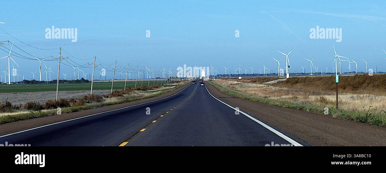 24 octobre 2014 - Spearville, Kansas, États-Unis d'Amérique - Spearville, Kansas, États-Unis, 24 octobre 2014.en 2006, la centrale éolienne de Kansas City Power & Light Spearville de 5 000 acres est devenue le troisième parc éolien du Kansas. Le parc éolien de 100,5 mégawatts de 160 millions de dollars compte 67 turbines qui produisent assez d'électricité pour alimenter 33 000 foyers. Les éoliennes GE Energy de 1,5 mégawatts sont montées sur des tours de 80 mètres et alimentent un système de collecte électrique souterrain. Les turbines du parc éolien de Spearville sont conçues pour s'allumer lorsque la vitesse du vent atteint 8 mph, point auquel le Banque D'Images