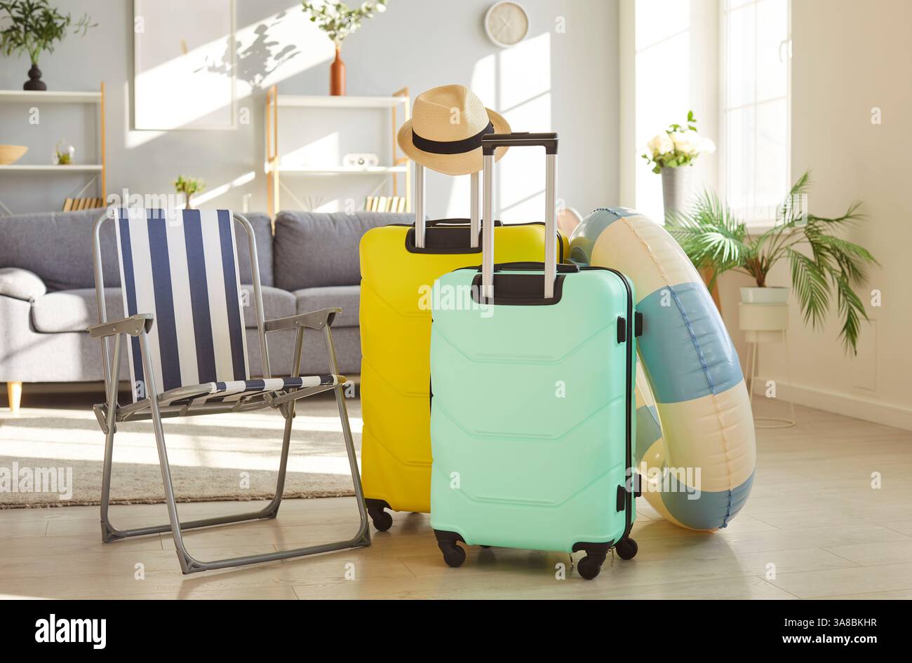 Bonne préparation de vacances d'été, bagages, chaise de plage, anneau gonflable en caoutchouc d'été, chapeau de soleil Banque D'Images
