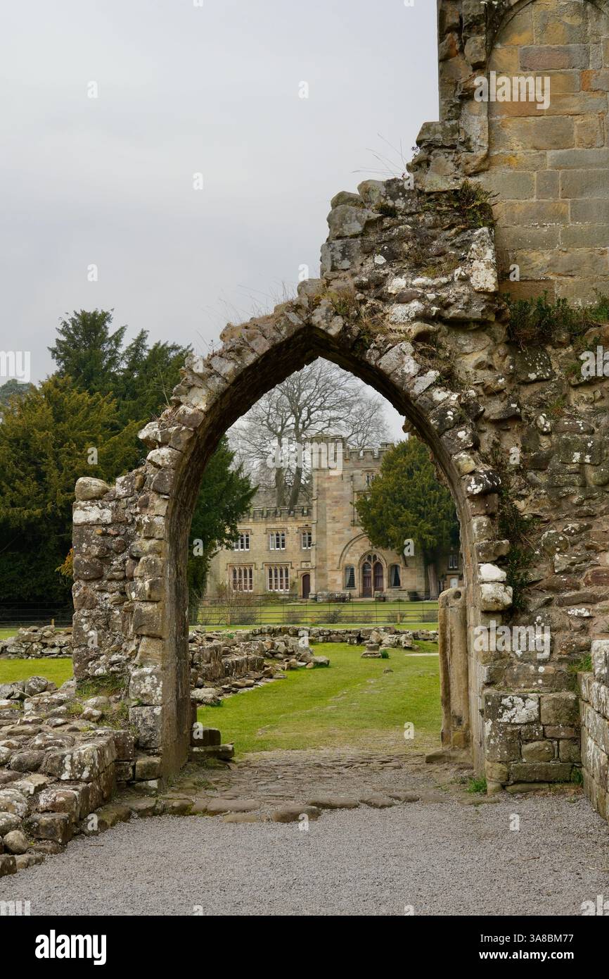 Arche en pierre au prieuré de Bolton avec Bolton Hall derrière. Banque D'Images