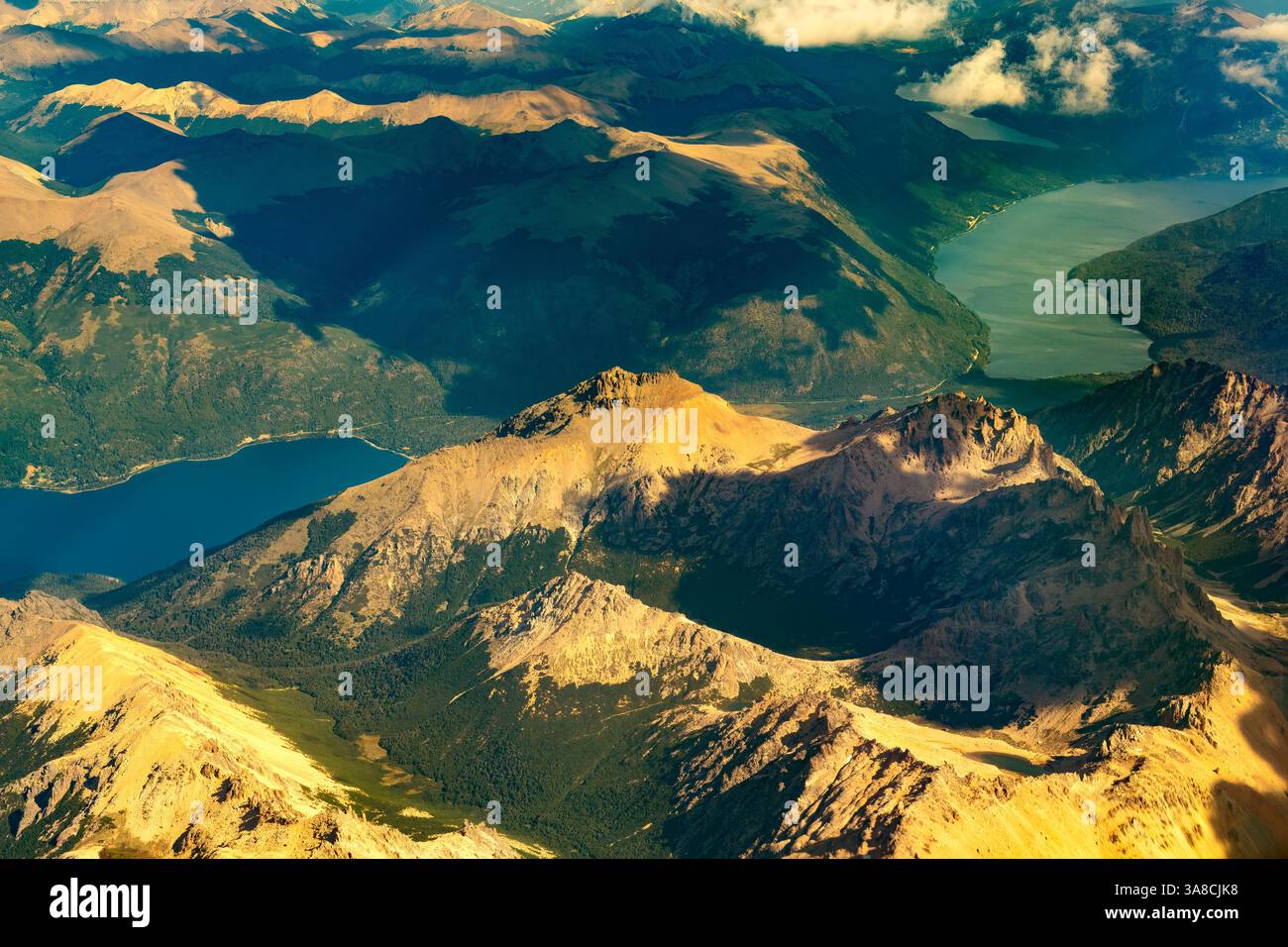 Vue aérienne des collines, montagnes, lacs et lagunes de la Patagonie Argentine près de San Carlos de Bariloche et de la frontière avec le Chili. Banque D'Images