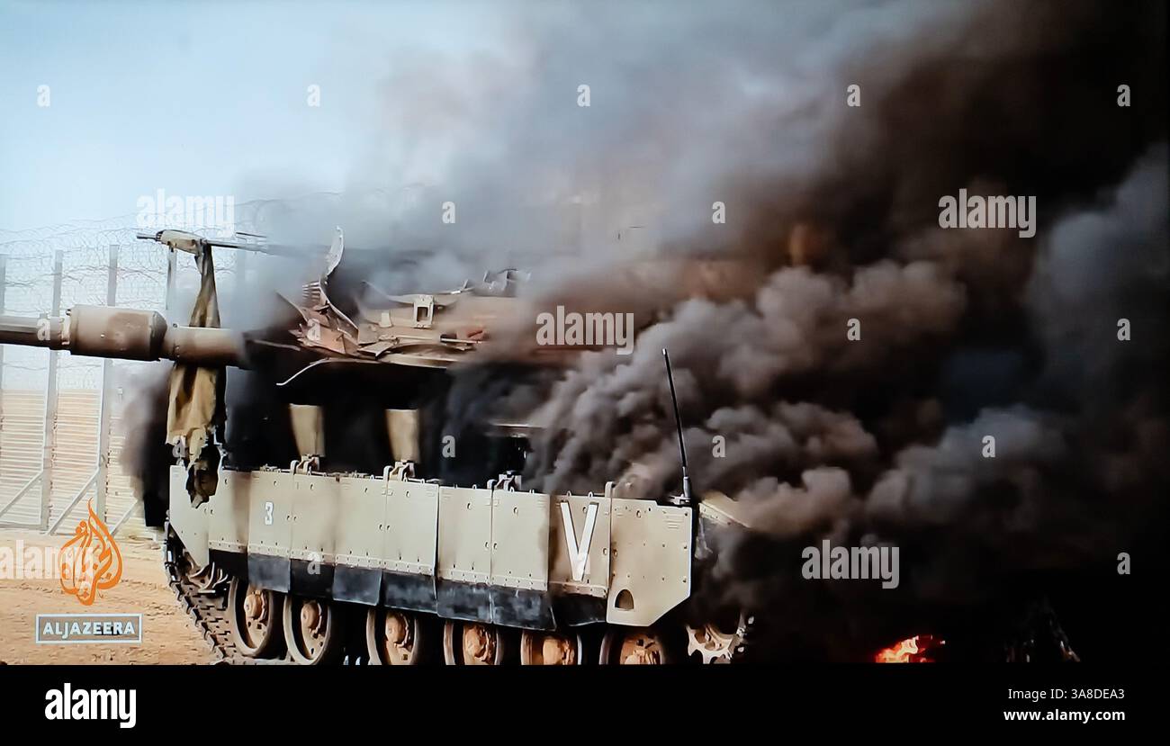Capture d'écran d'un documentaire diffusé sur le réseau de télévision d'Al Jazeera montrant une vidéo d'une caméra corporelle d'un militant du Hamas montrant un char Merkava en feu de Tsahal au début de l'attaque du 7 octobre 2023 en Israël Banque D'Images