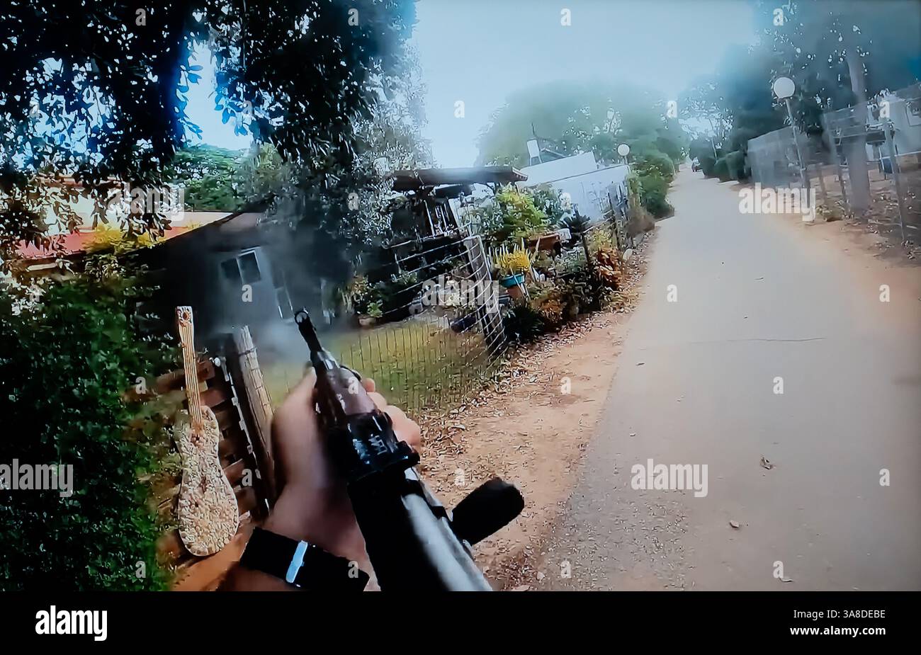 Capture d'écran d'une vidéo de caméra corporelle d'un militant du Hamas montre les premiers moments de l'attaque du 7 octobre 2023 à l'intérieur d'un kibboutz dans le sud d'Israël Banque D'Images
