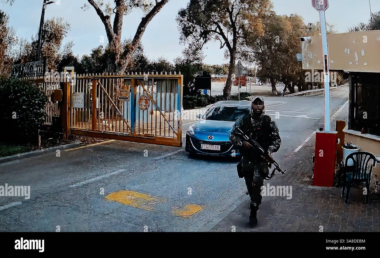 Une capture d'écran à partir d'images capturées par une caméra de surveillance dans un kibboutz montre des hommes armés qui courent et tiennent des armes lors de l'attaque du 7 octobre par le Hamas Banque D'Images