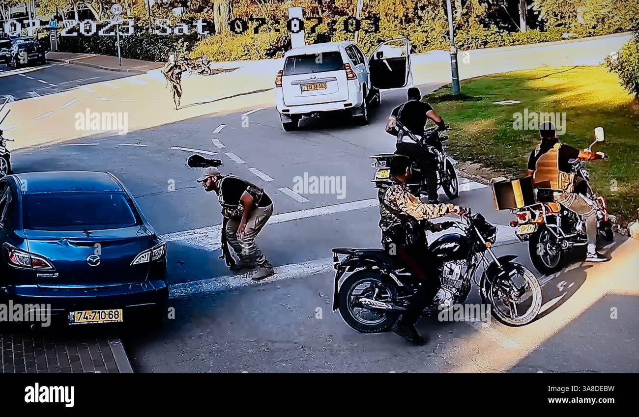 Une capture d'écran d'images capturées par une caméra de surveillance dans un kibboutz montre des hommes armés à moto tenant des armes à feu lors de l'attaque du 7 octobre par le Hamas Banque D'Images