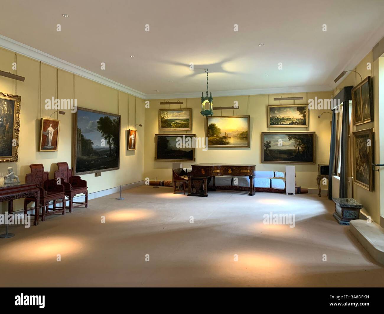 Anglesey Abbey Cambridgeshire Royaume-Uni Angleterre Hall Dog lumières stand photos tapis tapis décorations bibliothèque Mary Queen of Scots Henry the huitième Banque D'Images