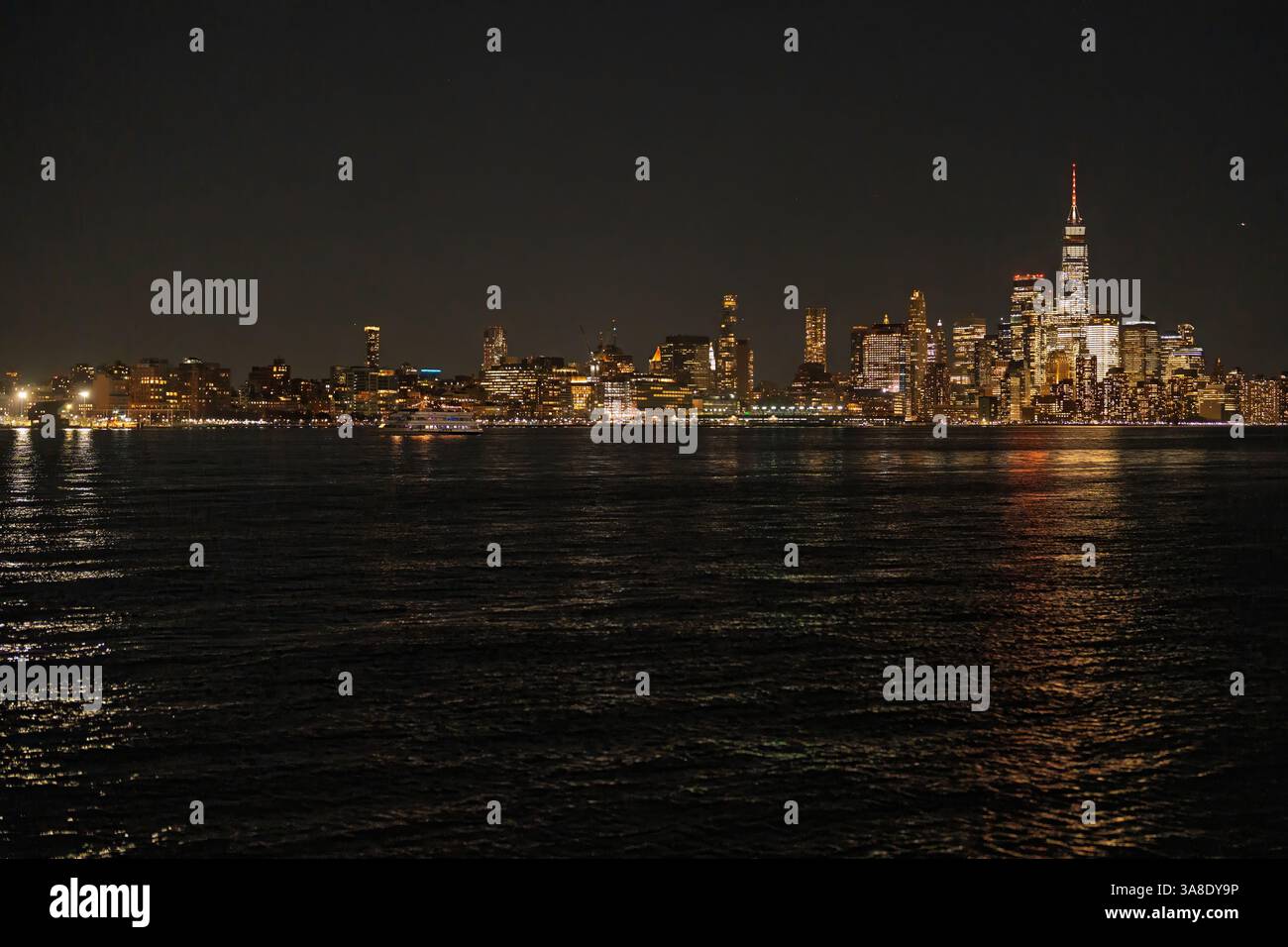 La belle ligne d'horizon de Lower et Mid Manhattan est vue de l'autre côté de la rivière Hudson par une magnifique soirée claire Banque D'Images