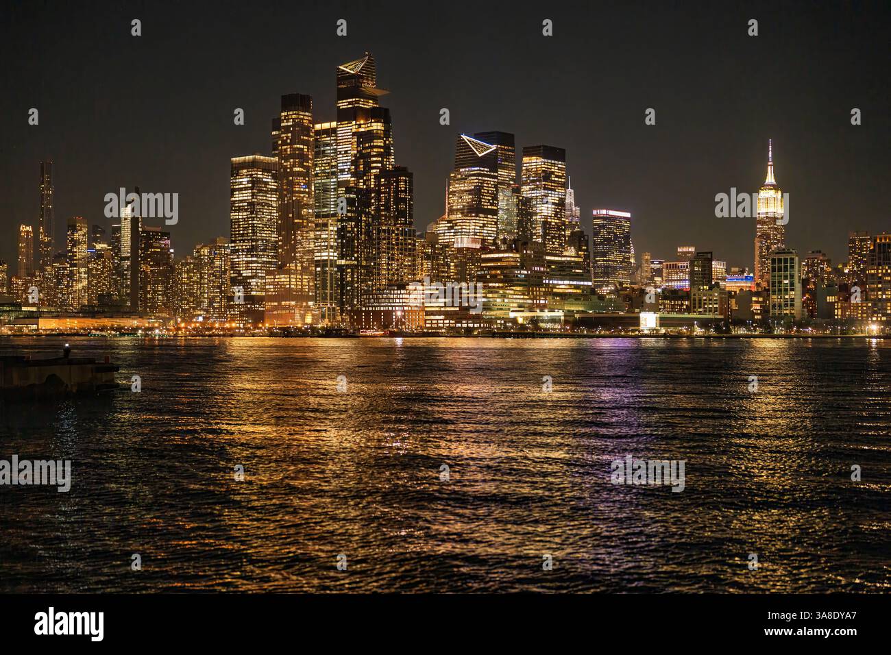 La belle ligne d'horizon de Lower et Mid Manhattan est vue de l'autre côté de la rivière Hudson par une magnifique soirée claire Banque D'Images