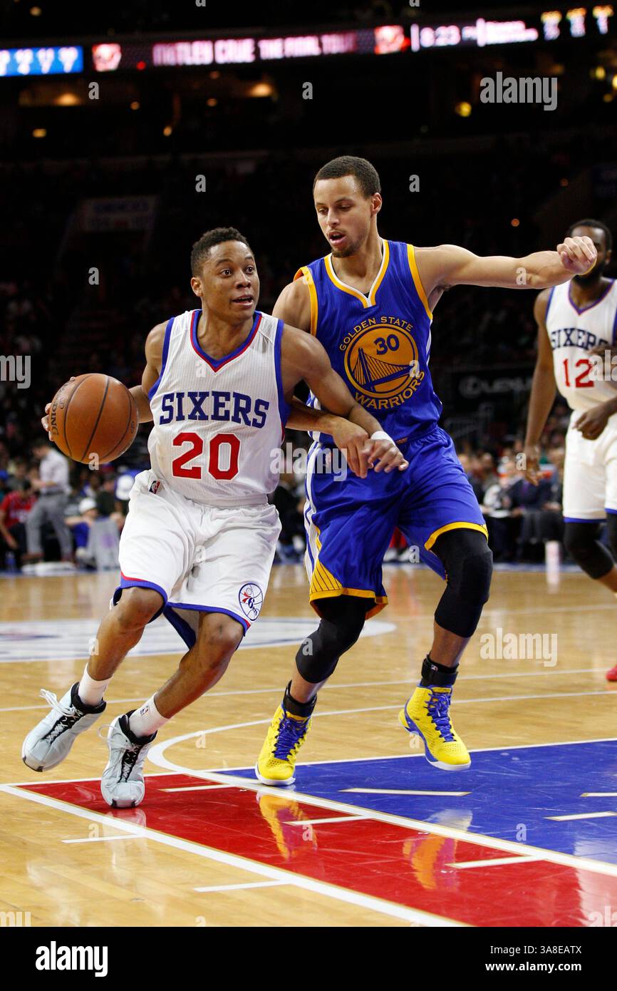 9 février 2015 : le garde des 76ers de Philadelphie Tim Frazier (20 ans) bat son panier contre le garde des Golden State Warriors Stephen Curry (30 ans) lors du match NBA entre les Golden State Warriors et les 76ers de Philadelphie au Wells Fargo Center à Philadelphie, en Pennsylvanie. Les Golden State Warriors ont gagné 89-84.(image de crédit : © Christopher Szagola/Cal Sport Media/ZUMAPRESS.com) Banque D'Images