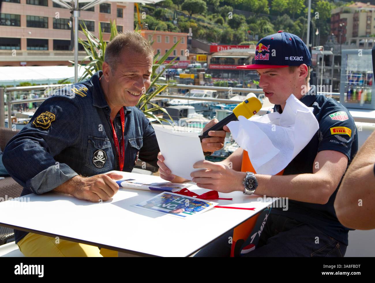 Monaco, Monte Carlo - 25 mai 2016 : Championnat du monde FIA de formule 1 avec Max Verstappen (Red Bull Racing) et l'animateur de RTL TV Kai Ebel Banque D'Images