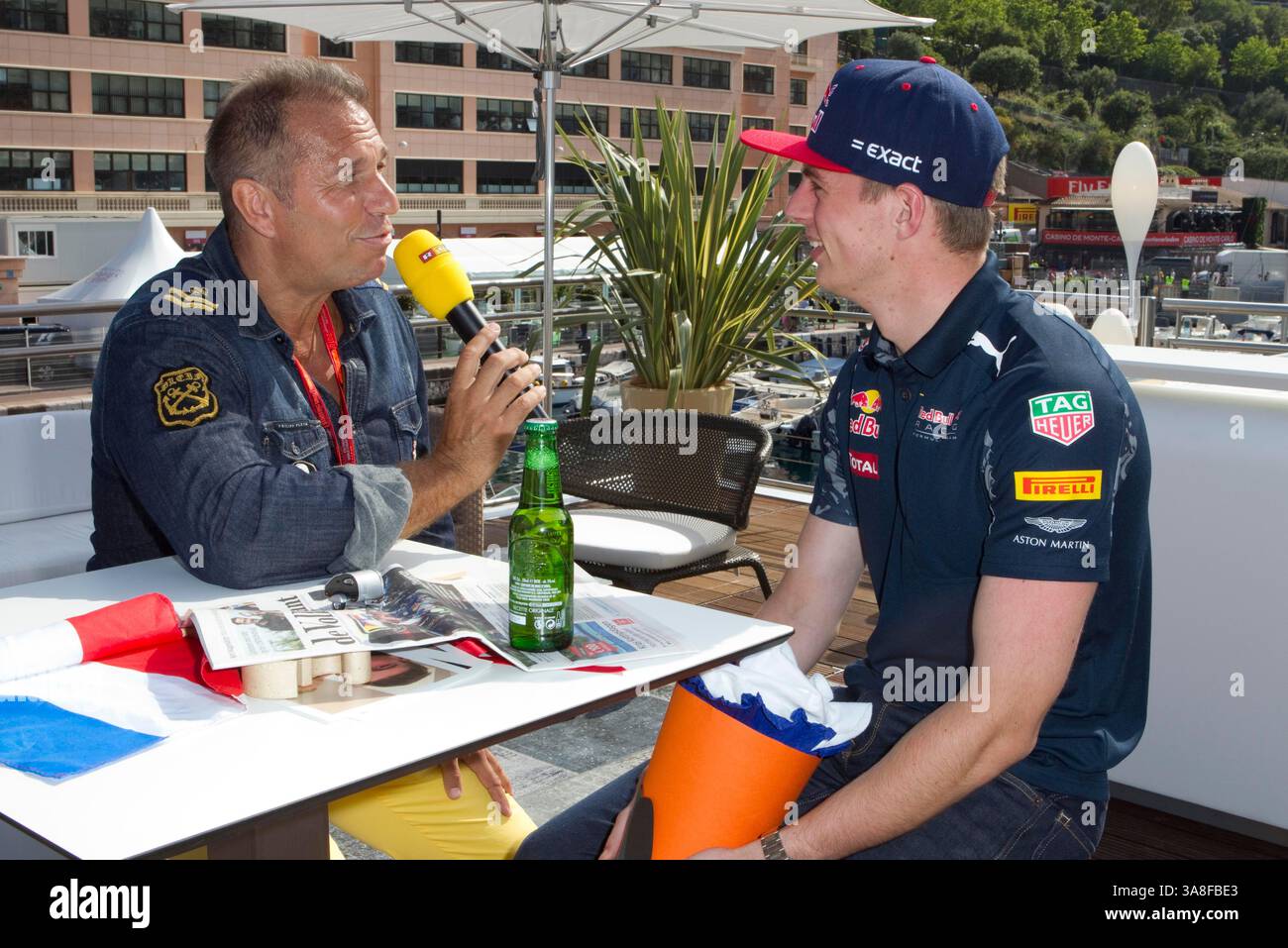 Monaco, Monte Carlo - 25 mai 2016 : Championnat du monde FIA de formule 1 avec Max Verstappen (Red Bull Racing) et l'animateur de RTL TV Kai Ebel Banque D'Images