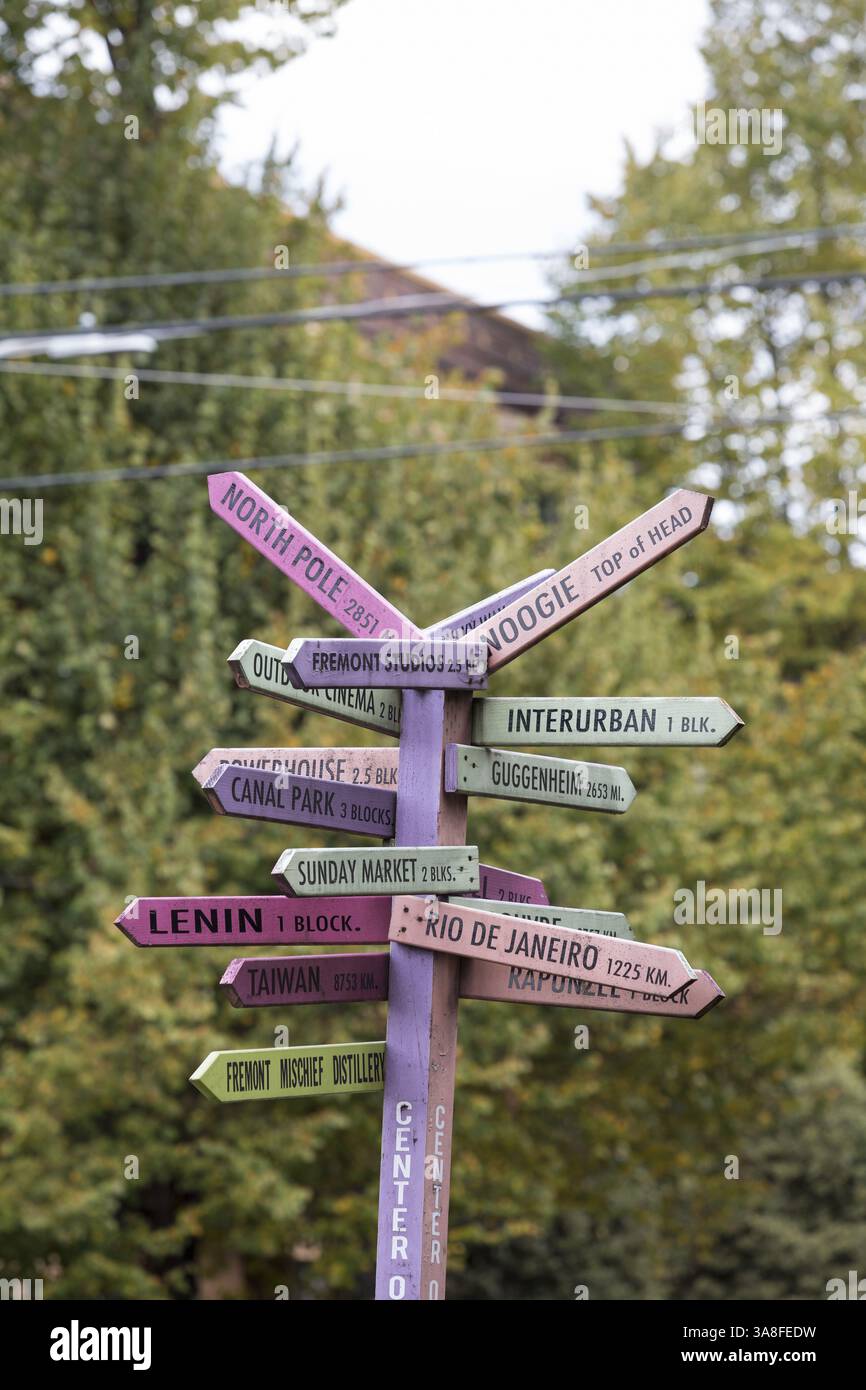 6 octobre 2017 - Seattle, Washington, États-Unis - Seattle, Washington : Fremont Center of the Universe Sign. Le panneau sur un îlot de circulation à l'intersection de North Fremont Avenue et North 35th Street, a marqué ce que les habitants proclament être le centre de l'univers depuis le début des années 1970 Le Milepost a des informations sur le nombre de miles qu'il est à d'autres endroits dans le monde ainsi que d'autres monuments locaux. (Crédit image : © Paul Gordon via ZUMA Wire) Banque D'Images