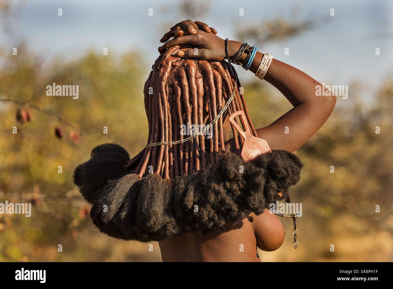 23 juillet 2016 - Angola - femme Himba..femme Himba. Les coiffures élaborées des femmes Himba prennent des heures à créer et comprennent des morceaux de foin tissé, des cheveux de chèvre et même des extensions de cheveux. Les femmes himba sont farouchement fières de leurs coiffures et vêtements traditionnels et sont plus désireuses que les hommes de la tribu de s'accrocher à leurs coutumes anciennes. Ils sont une tribu de pasteurs qui vivent à Kaokoland, une vaste étendue de terre dans le sud de l'Angola bordée par le nord-ouest de la Namibie et la côte squelette, et l'océan Atlantique à l'ouest. (Crédit image : © Tariq Zaidi via ZUMA Wire) Banque D'Images
