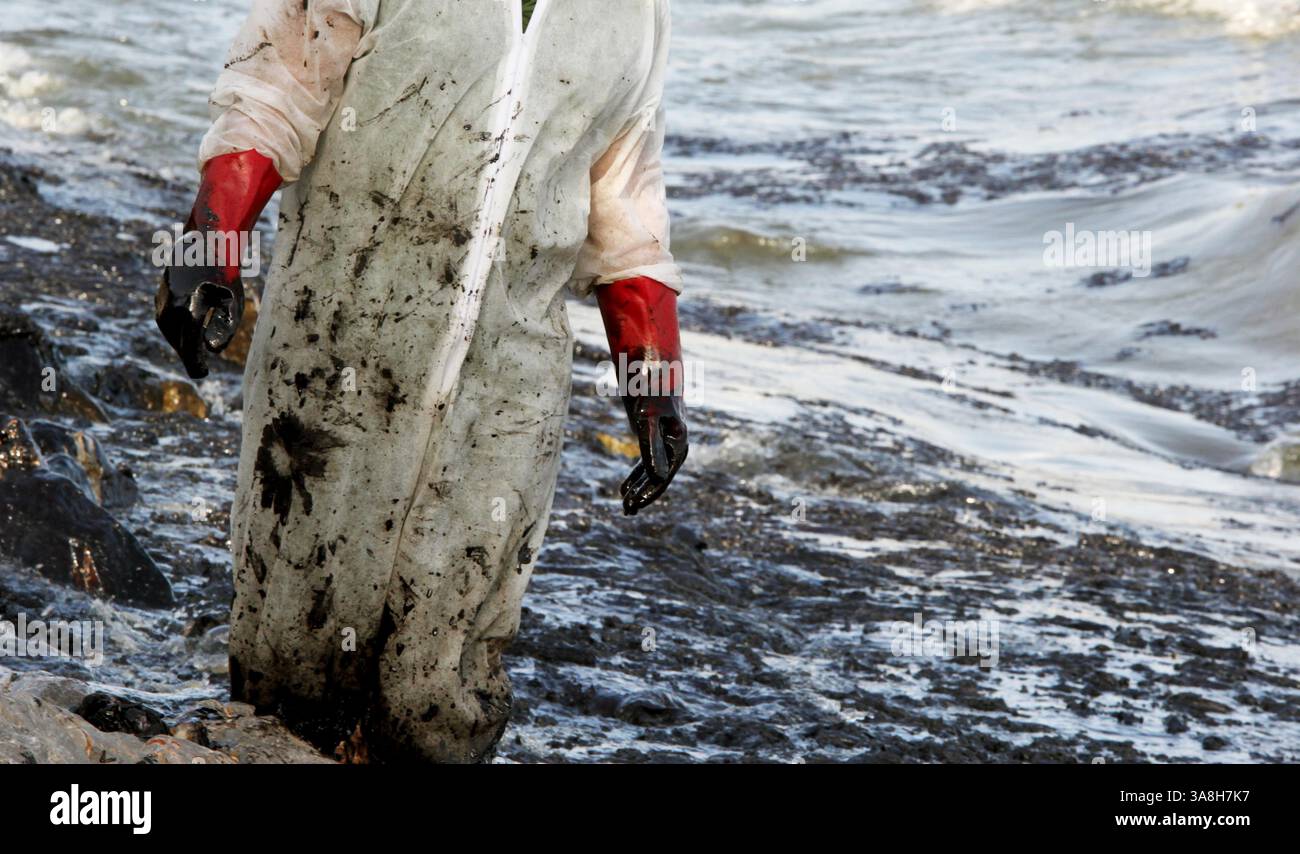 11 septembre 2017 - Salamina Island, Grèce - les autorités de l'île de Salamina dans le golfe Saronique ont déclaré lundi qu'un déversement de pétrole au large de la côte est de l'île se répand et est devenu ''une catastrophe environnementale''. Le déversement a été causé par le naufrage du pétrolier Aghia Zoni II samedi, au sud-ouest de l'îlot d'Atalanti près de Psytalleia. Selon les rapports, le littoral qui s’étend de Kinosoura à la communauté Selinia a un budget de â 10 œturned blackâ€ et les autorités craignent une nouvelle fuite du navire coulé. L'Aghia Zoni II a pris de l'eau alors qu'il était ancré et a coulé à 2,45 heures, af Banque D'Images