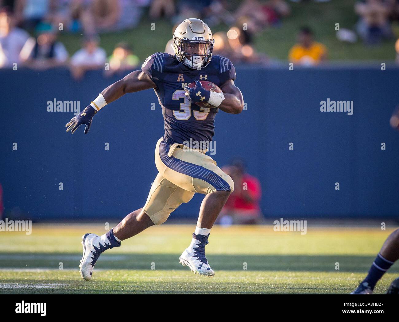 23 septembre 2017 : Midshipmen Chris High (33) en plein champ en action entre les Bearcats de Cincinnati et les Midshipmen de la Marine au Navy-Marine corps Memorial à Annapolis, Md. Cory Royster / Cal Sport Media(image de crédit : &copy ; Cory Royster / CSM via ZUMA Wire) Banque D'Images