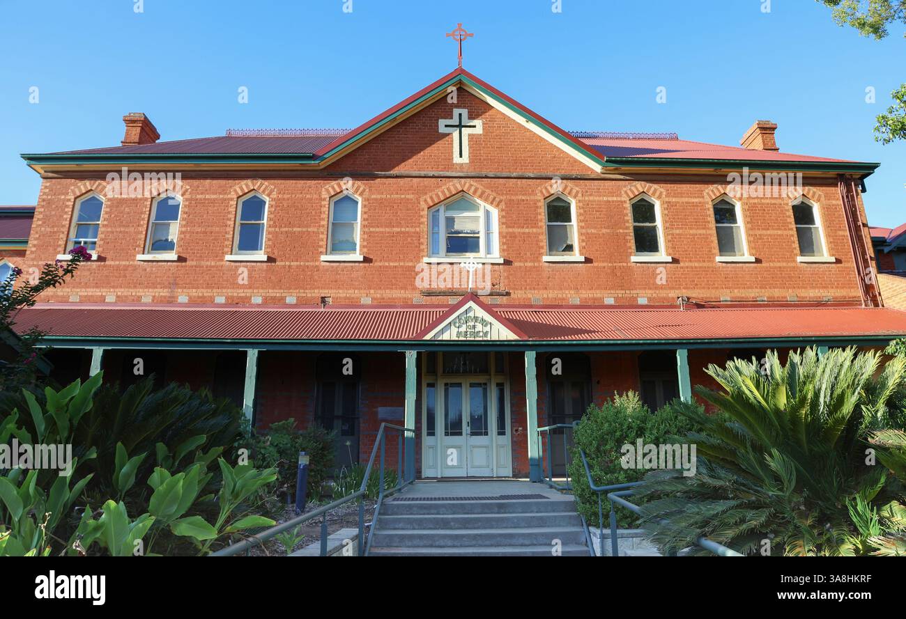 Façade du couvent Saint-Patrick de la Miséricorde, construite en 1884 pour l'Institut religieux catholique romain des Sœurs de la Miséricorde, à Dubbo, New Sout Banque D'Images
