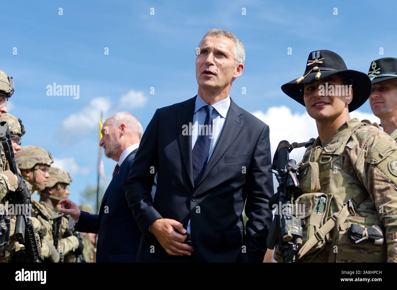 Le 25 août 2017 - Bemowo Piskie (Pologne) - le secrétaire général de l'OTAN, Jens Stoltenberg, rend visite à des soldats américains et britanniques déployés à l'appui d'une mission de présence avancée renforcée le 25 août 2017 à Bemowo Piskie (Pologne). (Crédit image : © John W. Strickland/Planet Pix via ZUMA Wire) Banque D'Images