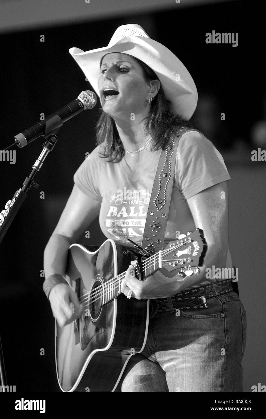 15 juillet 2005 - Morristown, OH, États-Unis - 15 juillet 2005 ; Morristown, OH, États-Unis ; L'artiste country TERRI CLARK se produit au 29E JAMBOREE IN THE HILLS 2005. Crédit obligatoire : photo de Jason Nelson/AdMedia (Â©) Copyright 2005 par Jason Nelson. (Crédit image : © Jason Nelson/AdMedia via ZUMA Wire) Banque D'Images