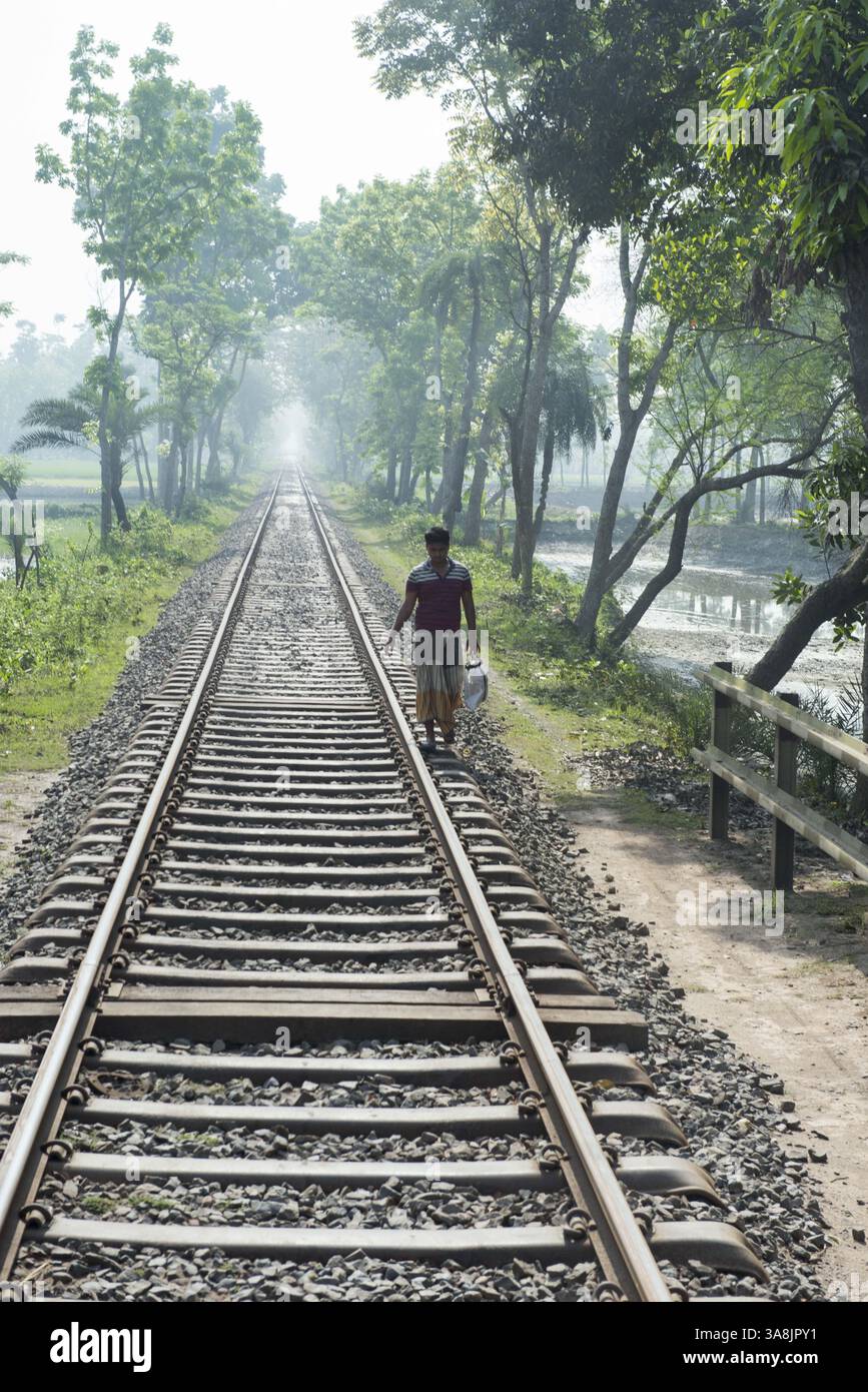 28 janvier 2012 - Khulna, Khulna, Bangladesh - Bangladesh, Khulna, colonie de balayeuses Sonadanga. La plupart de ces personnes qui vivent dans ce bidonville sont des Dalits hindous, ou la caste intouchable travaillant comme balayeuses et nettoyeuses de toilettes. Il y a environ 5,5 millions de Dalits dans tout le pays, ce sont les castes les plus négligées de la société. Voies ferrées. (Crédit image : © Alison Wright via ZUMA Wire) Banque D'Images