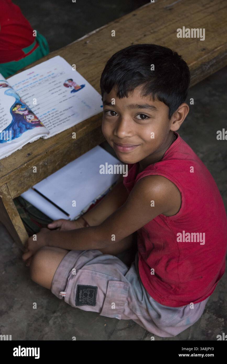 28 janvier 2012 - Khulna, Khulna, Bangladesh - Bangladesh, Khulna, colonie de balayeuses Sonadanga. La plupart de ces personnes qui vivent dans ce bidonville sont des Dalits hindous, ou la caste intouchable travaillant comme balayeuses et nettoyeuses de toilettes. Il y a environ 5,5 millions de Dalits à travers le pays, ce sont les castes les plus négligées dans leur société. Garçon à l'école dans le bidonville. (Crédit image : © Alison Wright via ZUMA Wire) Banque D'Images