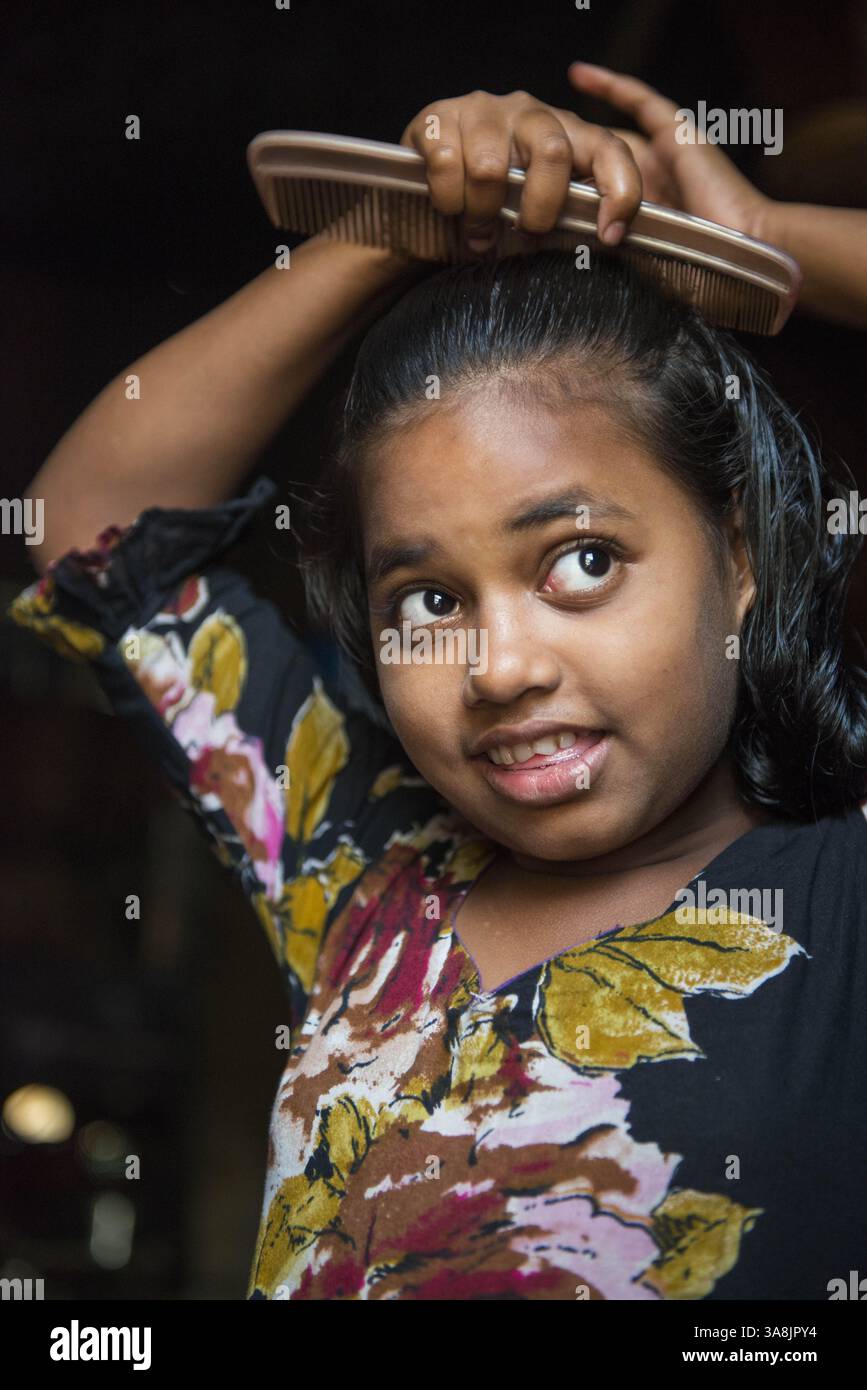 28 janvier 2012 - Khulna, Khulna, Bangladesh - Bangladesh, Khulna, colonie de balayeuses Sonadanga. La plupart de ces personnes qui vivent dans ce bidonville sont des Dalits hindous, ou la caste intouchable travaillant comme balayeuses et nettoyeuses de toilettes. Il y a environ 5,5 millions de Dalits à travers le pays, ce sont les castes les plus négligées dans leur société. Fille se brossant les cheveux chez elle. (Crédit image : © Alison Wright via ZUMA Wire) Banque D'Images