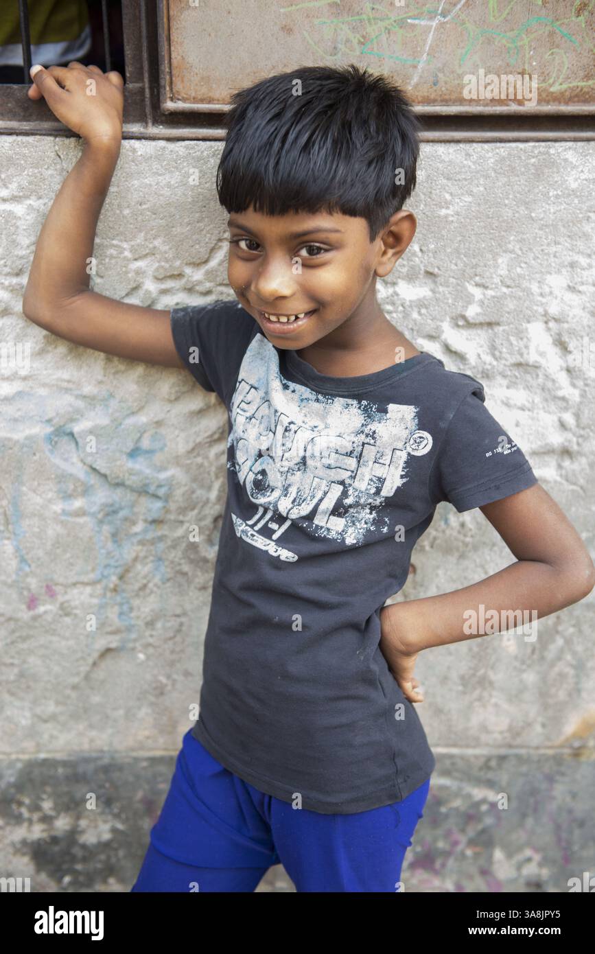 28 janvier 2012 - Khulna, Khulna, Bangladesh - Bangladesh, Khulna, colonie de balayeuses Sonadanga. La plupart de ces personnes qui vivent dans ce bidonville sont des Dalits hindous, ou la caste intouchable travaillant comme balayeuses et nettoyeuses de toilettes. Il y a environ 5,5 millions de Dalits à travers le pays, ce sont les castes les plus négligées dans leur société. Garçon devant sa maison. (Crédit image : © Alison Wright via ZUMA Wire) Banque D'Images