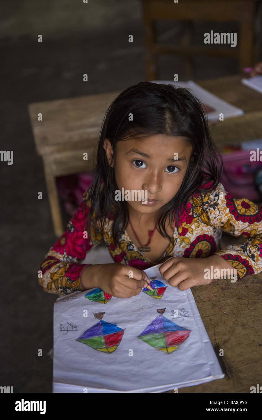 28 janvier 2012 - Khulna, Khulna, Bangladesh - Bangladesh, Khulna, colonie de balayeuses Sonadanga. La plupart de ces personnes qui vivent dans ce bidonville sont des Dalits hindous, ou la caste intouchable travaillant comme balayeuses et nettoyeuses de toilettes. Il y a environ 5,5 millions de Dalits à travers le pays, ce sont les castes les plus négligées dans leur société. Filles avec leurs dessins à l'école dans le bidonville. (Crédit image : © Alison Wright via ZUMA Wire) Banque D'Images
