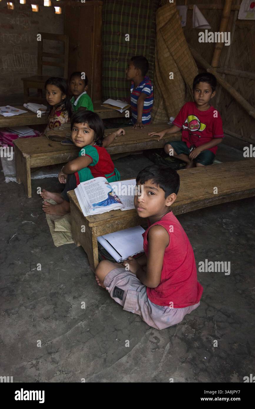 28 janvier 2012 - Khulna, Khulna, Bangladesh - Bangladesh, Khulna, colonie de balayeuses Sonadanga. La plupart de ces personnes qui vivent dans ce bidonville sont des Dalits hindous, ou la caste intouchable travaillant comme balayeuses et nettoyeuses de toilettes. Il y a environ 5,5 millions de Dalits à travers le pays, ce sont les castes les plus négligées dans leur société. Garçon à l'école dans le bidonville. (Crédit image : © Alison Wright via ZUMA Wire) Banque D'Images