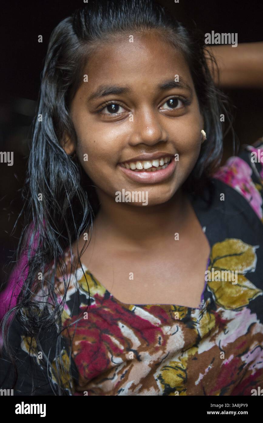 28 janvier 2012 - Khulna, Khulna, Bangladesh - Bangladesh, Khulna, colonie de balayeuses Sonadanga. La plupart de ces personnes qui vivent dans ce bidonville sont des Dalits hindous, ou la caste intouchable travaillant comme balayeuses et nettoyeuses de toilettes. Il y a environ 5,5 millions de Dalits à travers le pays, ce sont les castes les plus négligées dans leur société. Fille se brossant les cheveux chez elle. (Crédit image : © Alison Wright via ZUMA Wire) Banque D'Images