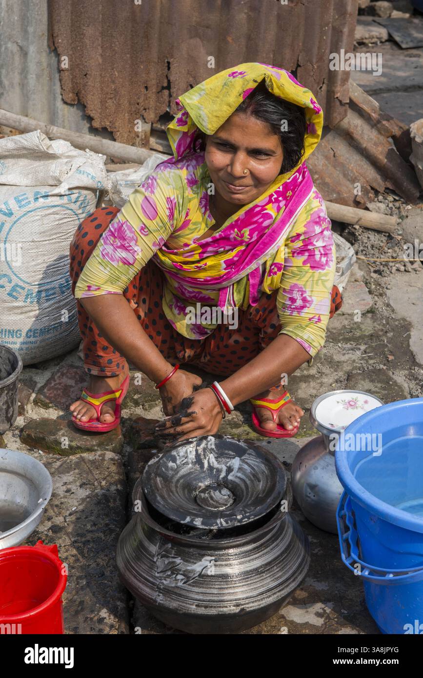 28 janvier 2012 - Khulna, Khulna, Bangladesh - Bangladesh, Khulna, colonie de balayeuses Sonadanga. La plupart de ces personnes qui vivent dans ce bidonville sont des Dalits hindous, ou la caste intouchable travaillant comme balayeuses et nettoyeuses de toilettes. Il y a environ 5,5 millions de Dalits à travers le pays, ce sont les castes les plus négligées dans leur société. Femme nettoyant des pots. (Crédit image : © Alison Wright via ZUMA Wire) Banque D'Images