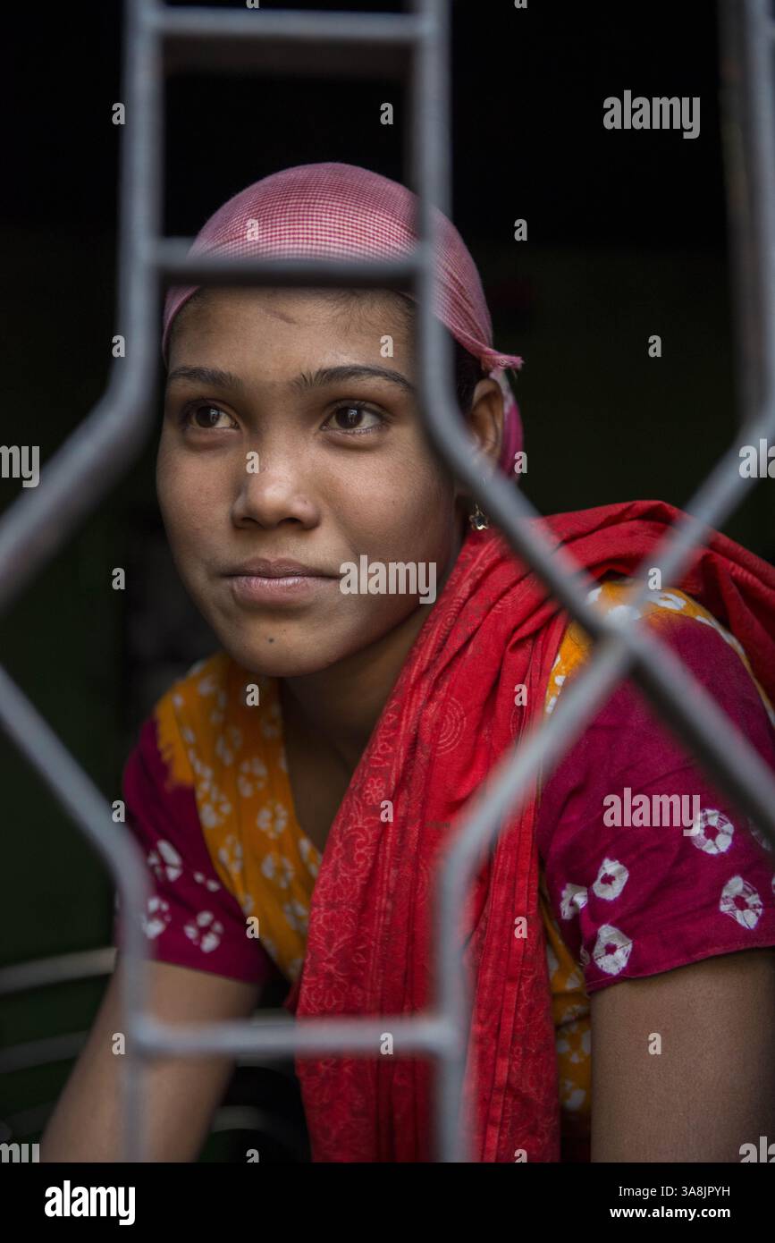 28 janvier 2012 - Khulna, Khulna, Bangladesh - Bangladesh, Khulna, colonie de balayeuses Sonadanga. La plupart de ces personnes qui vivent dans ce bidonville sont des Dalits hindous, ou la caste intouchable travaillant comme balayeuses et nettoyeuses de toilettes. Il y a environ 5,5 millions de Dalits à travers le pays, ce sont les castes les plus négligées dans leur société. Les enfants regardent à travers les barreaux de leur maison. (Crédit image : © Alison Wright via ZUMA Wire) Banque D'Images