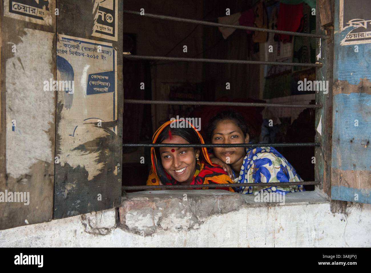 28 janvier 2012 - Khulna, Khulna, Bangladesh - Bangladesh, Khulna, colonie de balayeuses Sonadanga. La plupart de ces personnes qui vivent dans ce bidonville sont des Dalits hindous, ou la caste intouchable travaillant comme balayeuses et nettoyeuses de toilettes. Il y a environ 5,5 millions de Dalits à travers le pays, ce sont les castes les plus négligées dans leur société. Des filles regardant par la fenêtre. (Crédit image : © Alison Wright via ZUMA Wire) Banque D'Images
