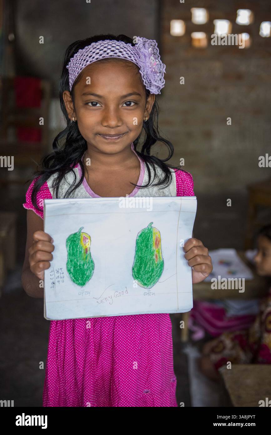 28 janvier 2012 - Khulna, Khulna, Bangladesh - Bangladesh, Khulna, colonie de balayeuses Sonadanga. La plupart de ces personnes qui vivent dans ce bidonville sont des Dalits hindous, ou la caste intouchable travaillant comme balayeuses et nettoyeuses de toilettes. Il y a environ 5,5 millions de Dalits à travers le pays, ce sont les castes les plus négligées dans leur société. Filles avec leurs dessins à l'école dans le bidonville. (Crédit image : © Alison Wright via ZUMA Wire) Banque D'Images