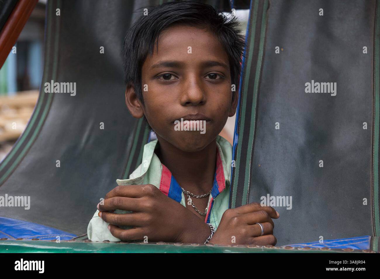 28 janvier 2012 - Khulna, Khulna, Bangladesh - Bangladesh, Khulna, colonie de balayeuses Sonadanga. La plupart de ces personnes qui vivent dans ce bidonville sont des Dalits hindous, ou la caste intouchable travaillant comme balayeuses et nettoyeuses de toilettes. Il y a environ 5,5 millions de Dalits dans tout le pays, ce sont les castes les plus négligées de leur société. Les gens dans le bidonville, garçon jetant un coup d'œil à travers les pousse-pousse. (Crédit image : © Alison Wright via ZUMA Wire) Banque D'Images