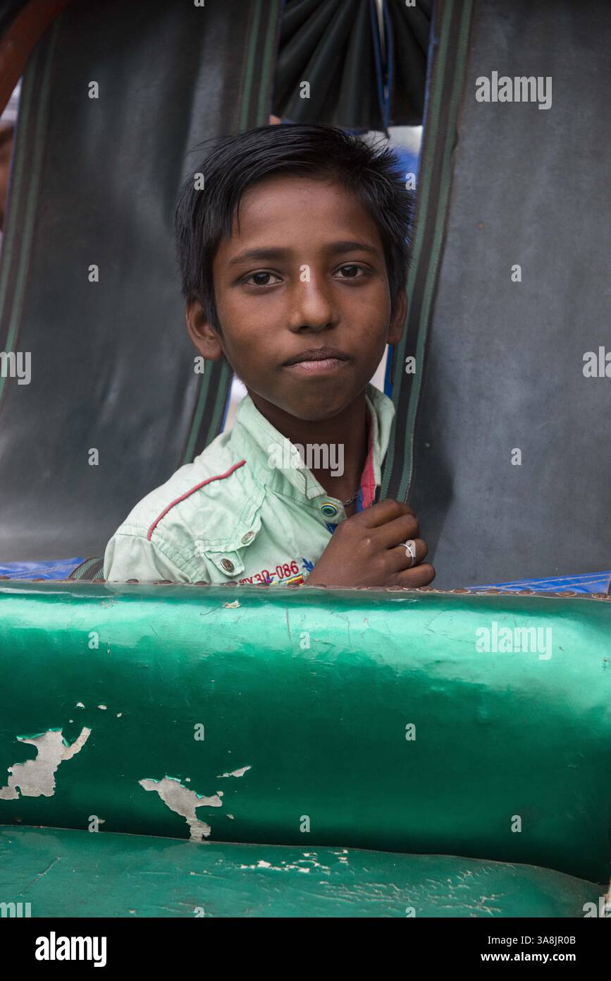 28 janvier 2012 - Khulna, Khulna, Bangladesh - Bangladesh, Khulna, colonie de balayeuses Sonadanga. La plupart de ces personnes qui vivent dans ce bidonville sont des Dalits hindous, ou la caste intouchable travaillant comme balayeuses et nettoyeuses de toilettes. Il y a environ 5,5 millions de Dalits dans tout le pays, ce sont les castes les plus négligées de leur société. Les gens dans le bidonville, garçon jetant un coup d'œil à travers les pousse-pousse. (Crédit image : © Alison Wright via ZUMA Wire) Banque D'Images