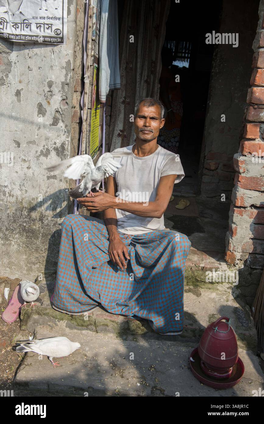 29 janvier 2012 - Khulna, Khulna, Bangladesh - Bangladesh, Khulna, colonie de balayeuses Sonadanga. La plupart de ces personnes qui vivent dans ce bidonville sont des Dalits hindous, ou la caste intouchable travaillant comme balayeuses et nettoyeuses de toilettes. Il y a environ 5,5 millions de Dalits à travers le pays, ce sont les castes les plus négligées dans la société. Nimy lal, avec ses pigeons à la maison, travaille comme balayeuse dans le bureau de police. (Crédit image : © Alison Wright via ZUMA Wire) Banque D'Images