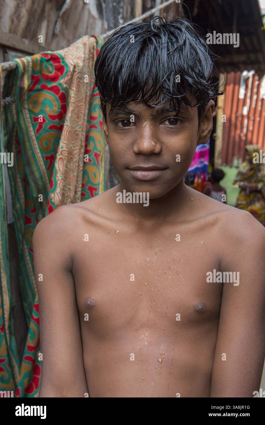29 janvier 2012 - Khulna, Khulna, Bangladesh - Bangladesh, Khulna, colonie de balayeuses Sonadanga. La plupart de ces personnes qui vivent dans ce bidonville sont des Dalits hindous, ou la caste intouchable travaillant comme balayeuses et nettoyeuses de toilettes. Il y a environ 5,5 millions de Dalits à travers le pays, ce sont les castes les plus négligées dans la société. Garçon debout dans la rue. (Crédit image : © Alison Wright via ZUMA Wire) Banque D'Images