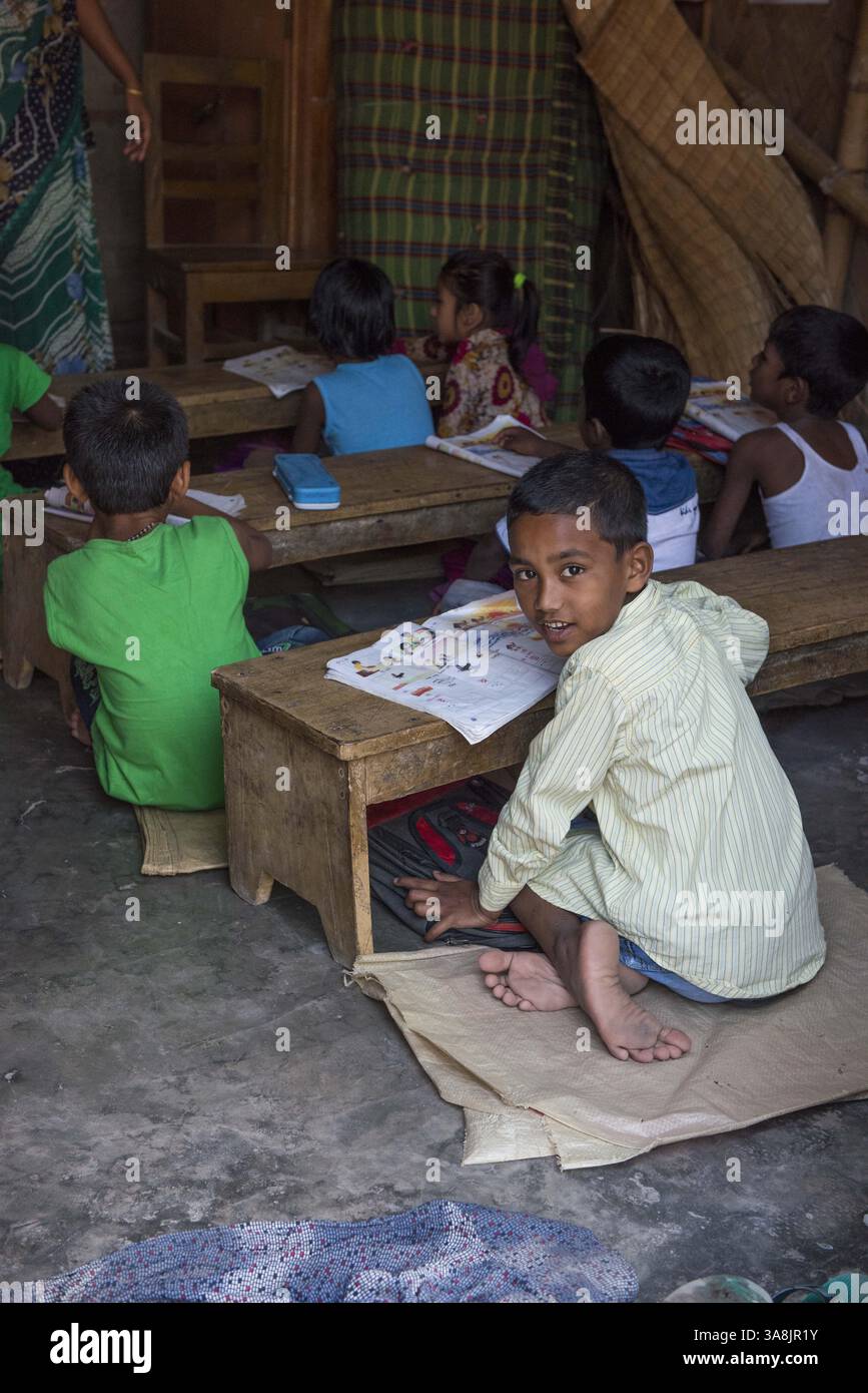 29 janvier 2012 - Khulna, Khulna, Bangladesh - Bangladesh, Khulna, colonie de balayeuses Sonadanga. La plupart de ces personnes qui vivent dans ce bidonville sont des Dalits hindous, ou la caste intouchable travaillant comme balayeuses et nettoyeuses de toilettes. Il y a environ 5,5 millions de Dalits à travers le pays, ce sont les castes les plus négligées dans leur société. Filles avec leurs dessins à l'école dans le bidonville. (Crédit image : © Alison Wright via ZUMA Wire) Banque D'Images