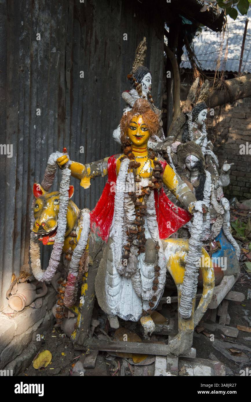 29 janvier 2012 - Khulna, Khulna, Bangladesh - Bangladesh, Khulna, colonie de balayeuses Sonadanga. La plupart de ces personnes qui vivent dans ce bidonville sont des Dalits hindous, ou la caste intouchable travaillant comme balayeuses et nettoyeuses de toilettes. Il y a environ 5,5 millions de Dalits à travers le pays, ce sont les castes les plus négligées dans la société. Statue dans le temple hindou dans le bidonville. (Crédit image : © Alison Wright via ZUMA Wire) Banque D'Images