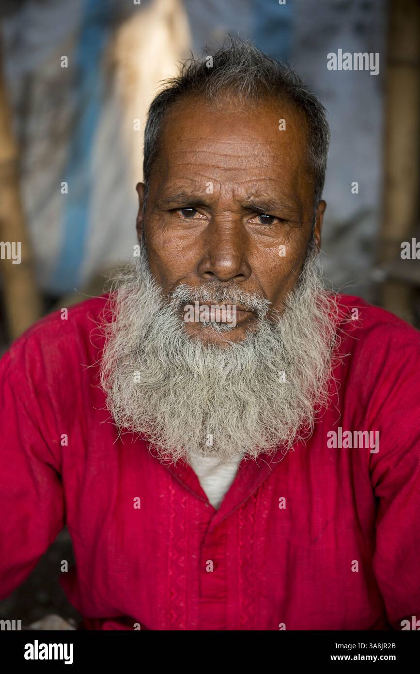 29 janvier 2012 - Khulna, Khulna, Bangladesh - Bangladesh, Khulna, colonie de balayeuses Sonadanga. La plupart de ces personnes qui vivent dans ce bidonville sont des Dalits hindous, ou la caste intouchable travaillant comme balayeuses et nettoyeuses de toilettes. Il y a environ 5,5 millions de Dalits à travers le pays, ce sont les castes les plus négligées dans la société. Homme à la barbe vendant des légumes au marché. (Crédit image : © Alison Wright via ZUMA Wire) Banque D'Images