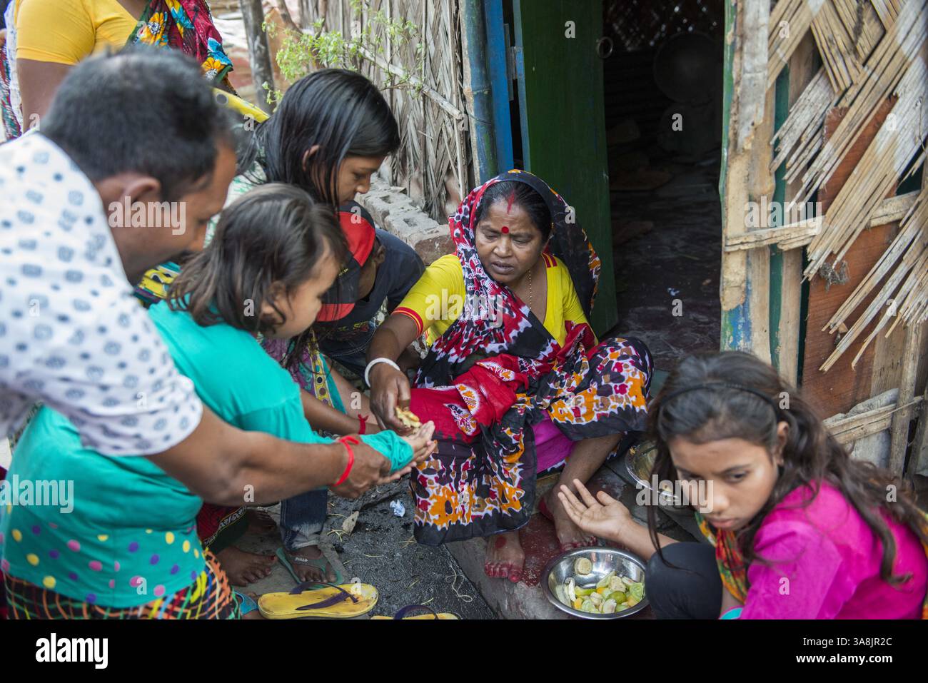 29 janvier 2012 - Khulna, Khulna, Bangladesh - Bangladesh, Khulna, colonie de balayeuses Sonadanga. La plupart de ces personnes qui vivent dans ce bidonville sont des Dalits hindous, ou la caste intouchable travaillant comme balayeuses et nettoyeuses de toilettes. Il y a environ 5,5 millions de Dalits à travers le pays, ce sont les castes les plus négligées dans la société. Femme tapant offrinf du temple hindou dans le bidonville. (Crédit image : © Alison Wright via ZUMA Wire) Banque D'Images
