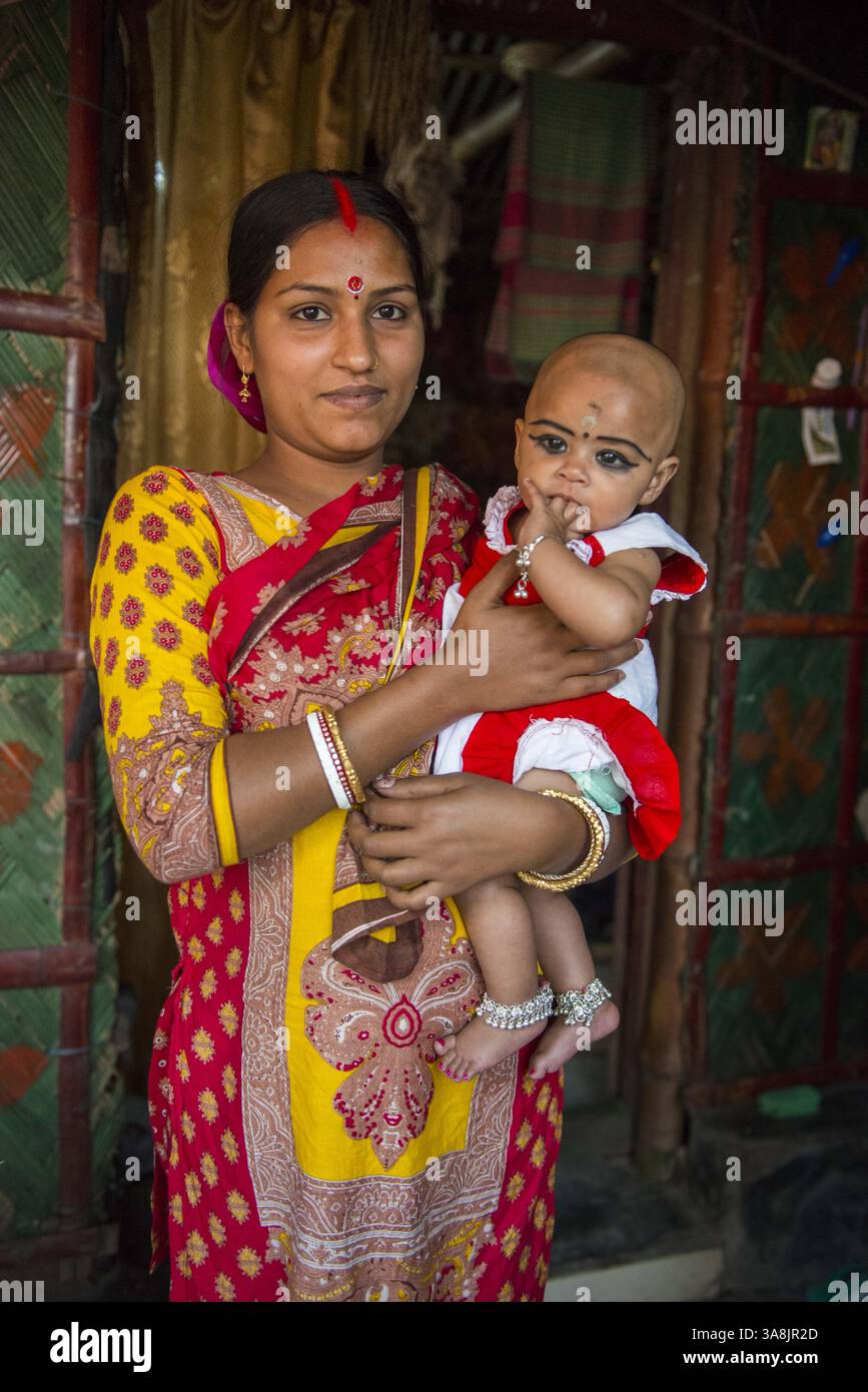 29 janvier 2012 - Khulna, Khulna, Bangladesh - Bangladesh, Khulna, colonie de balayeuses Sonadanga. La plupart de ces personnes qui vivent dans ce bidonville sont des Dalits hindous, ou la caste intouchable travaillant comme balayeuses et nettoyeuses de toilettes. Il y a environ 5,5 millions de Dalits à travers le pays, ce sont les castes les plus négligées dans la société. Bianca en sari rouge, ayant puja pour son nouveau-né. (Crédit image : © Alison Wright via ZUMA Wire) Banque D'Images