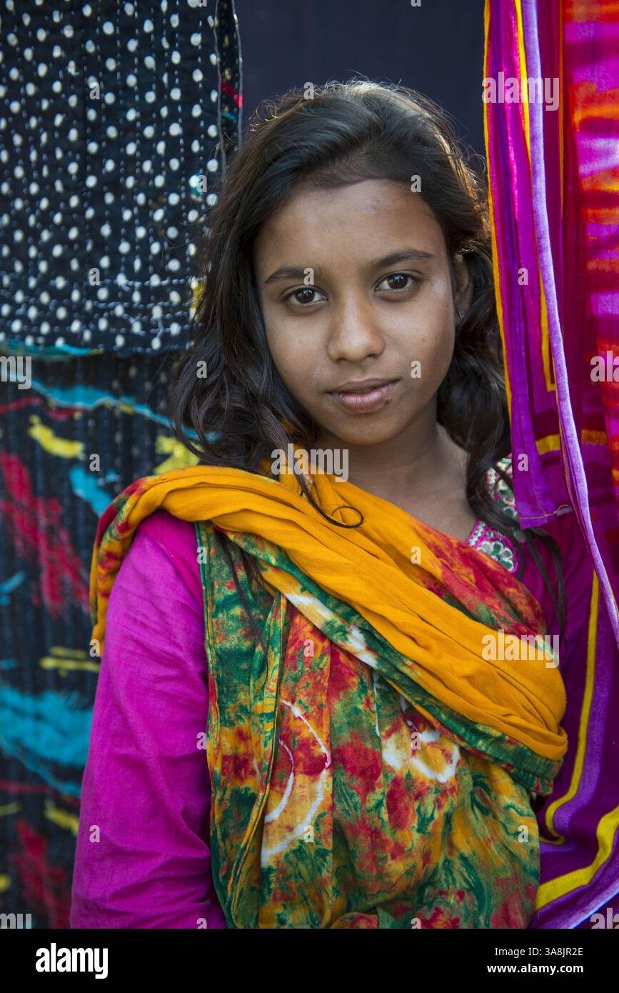 29 janvier 2012 - Khulna, Khulna, Bangladesh - Bangladesh, Khulna, colonie de balayeuses Sonadanga. La plupart de ces personnes qui vivent dans ce bidonville sont des Dalits hindous, ou la caste intouchable travaillant comme balayeuses et nettoyeuses de toilettes. Il y a environ 5,5 millions de Dalits à travers le pays, ce sont les castes les plus négligées dans la société. Fille devant le sari séchant. (Crédit image : © Alison Wright via ZUMA Wire) Banque D'Images