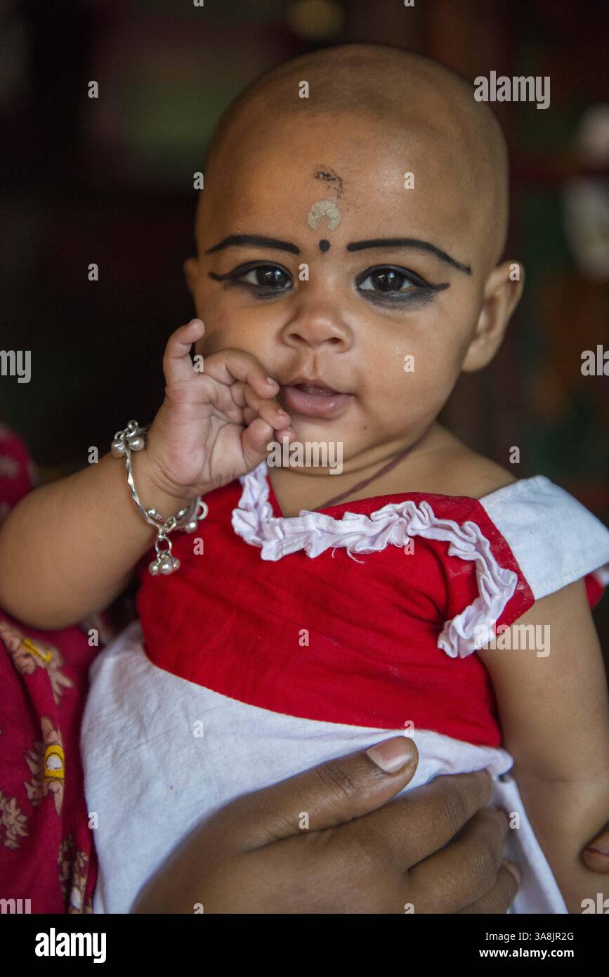 29 janvier 2012 - Khulna, Khulna, Bangladesh - Bangladesh, Khulna, colonie de balayeuses Sonadanga. La plupart de ces personnes qui vivent dans ce bidonville sont des Dalits hindous, ou la caste intouchable travaillant comme balayeuses et nettoyeuses de toilettes. Il y a environ 5,5 millions de Dalits à travers le pays, ce sont les castes les plus négligées dans la société. Bianca en sari rouge, ayant puja pour son nouveau-né. (Crédit image : © Alison Wright via ZUMA Wire) Banque D'Images