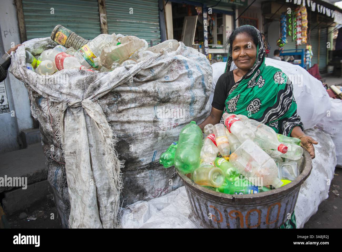 29 janvier 2012 - Khulna, Khulna, Bangladesh - Bangladesh, Khulna, colonie de balayeuses Sonadanga. La plupart de ces personnes qui vivent dans ce bidonville sont des Dalits hindous, ou la caste intouchable travaillant comme balayeuses et nettoyeuses de toilettes. Il y a environ 5,5 millions de Dalits à travers le pays, ce sont les castes les plus négligées dans la société. Amirun Nesa trie les ordures et les recycle avec son mari. Autorisation du modèle. (Crédit image : © Alison Wright via ZUMA Wire) Banque D'Images