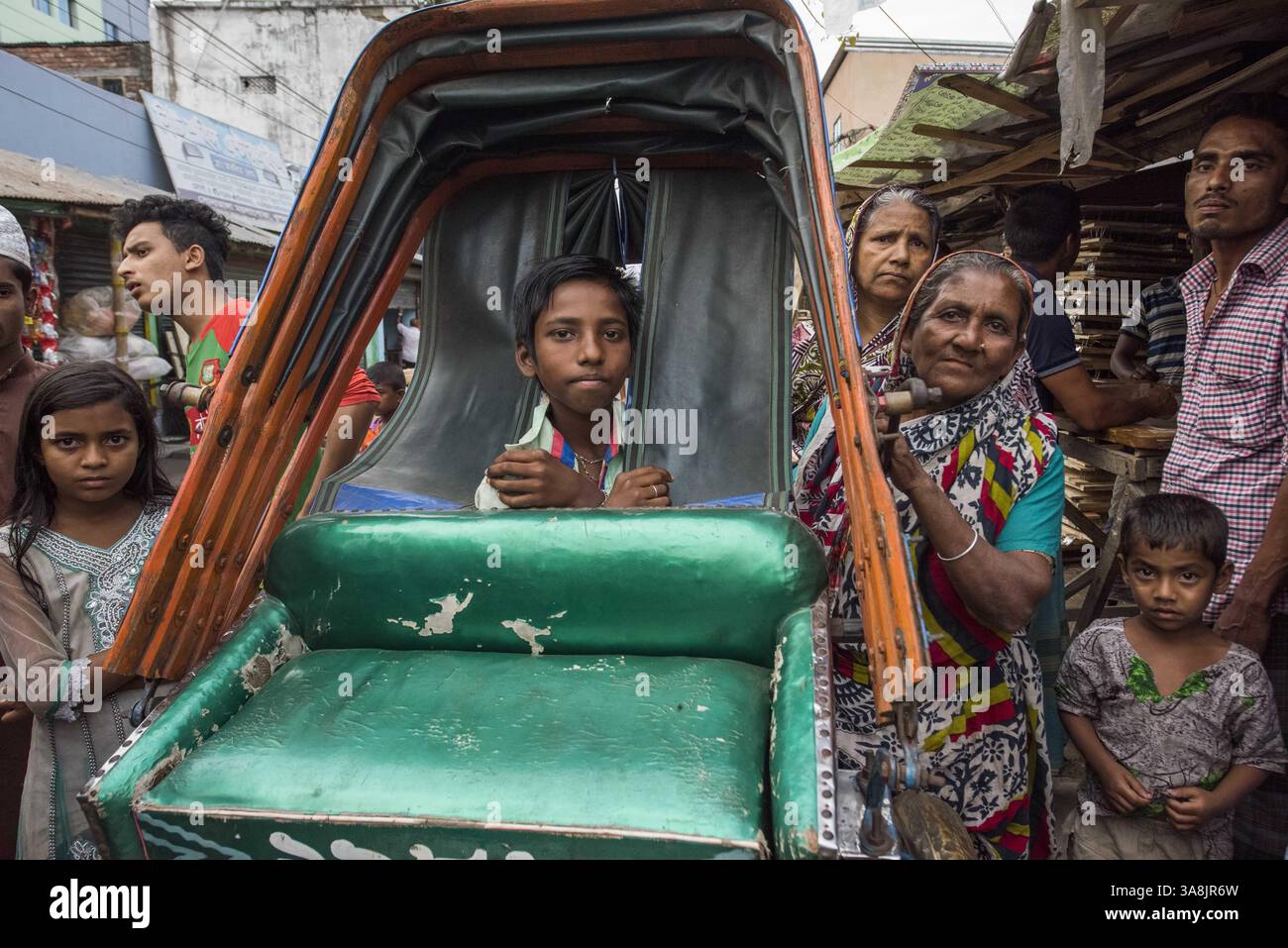 18 mars 2017 - Khulna, Khulna, Bangladesh - Bangladesh, Khulna, colonie de balayeuses Sonadanga. La plupart de ces personnes qui vivent dans ce bidonville sont des Dalits hindous, ou la caste intouchable travaillant comme balayeuses et nettoyeuses de toilettes. Il y a environ 5,5 millions de Dalits dans tout le pays, ce sont les castes les plus négligées de leur société. Les gens dans le bidonville, garçon jetant un coup d'œil à travers les pousse-pousse. (Crédit image : © Alison Wright via ZUMA Wire) Banque D'Images